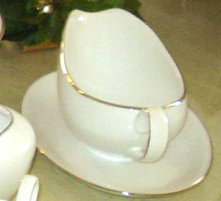 JOH397 Gravy Boat with Attached Underplate