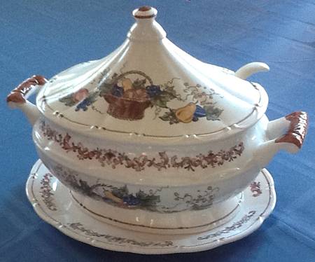JAP920 Oval Tureen & Lid and Ladle