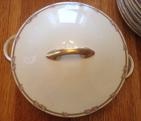 4126 Round Covered Vegetable