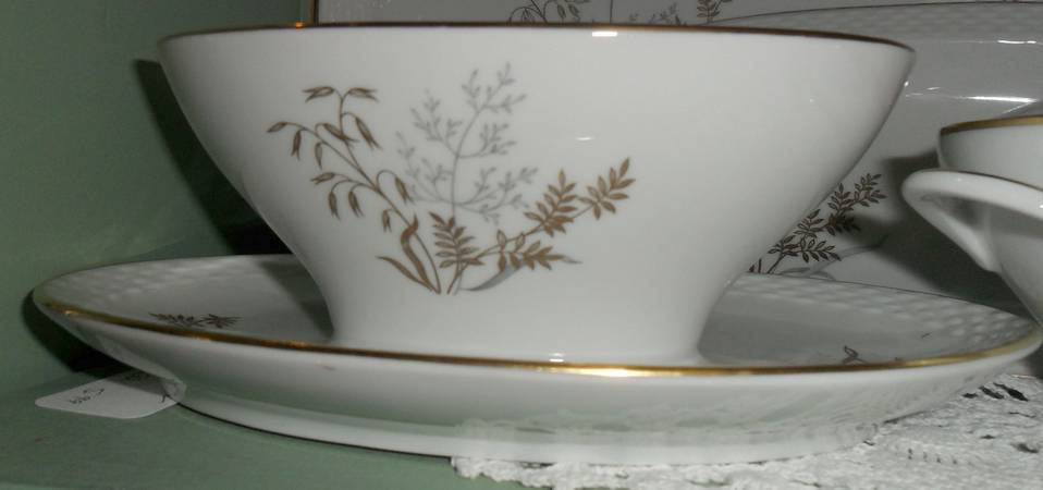 W254 Gravy Boat with Attached Underplate