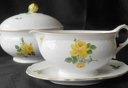 Charlottenburg (Scalloped) Gravy Boat with Attached Underplate