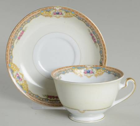 KIK18 Footed Cup & Saucer Set