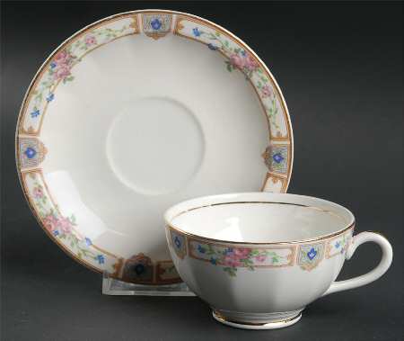 Plaza Footed Cup & Saucer Set