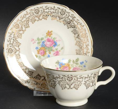 KNO109 Footed Cup & Saucer Set