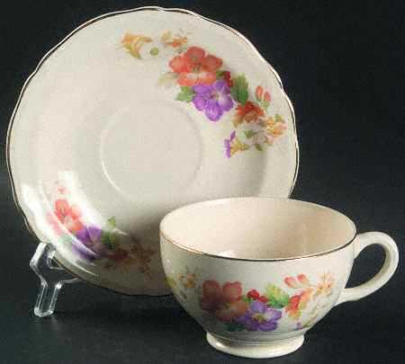 KNO940 Footed Cup & Saucer Set