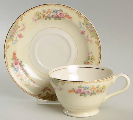 KNO219 Footed Cup & Saucer Set