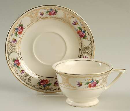 KNO57 Footed Cup & Saucer Set