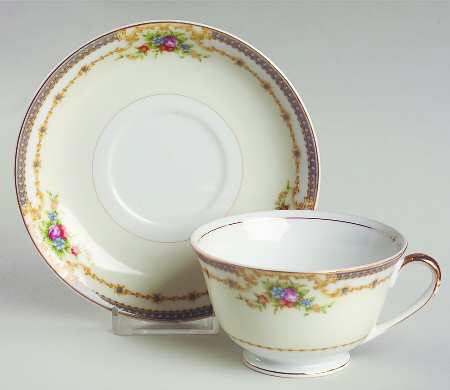 KON16 Footed Cup & Saucer Set