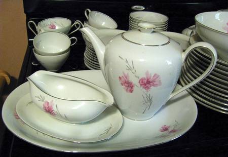 KPM39 Gravy Boat with Attached Underplate