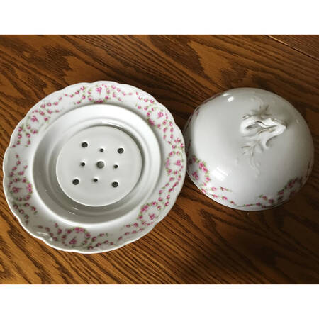 KPM45 Round Covered Butter with Strainer
