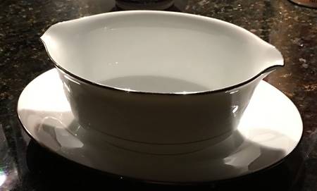 Petite Fleurs Gravy Boat with Attached Underplate