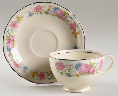KNO328 Footed Cup & Saucer Set
