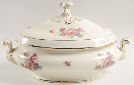 Rosenborg Oval Covered Vegetable