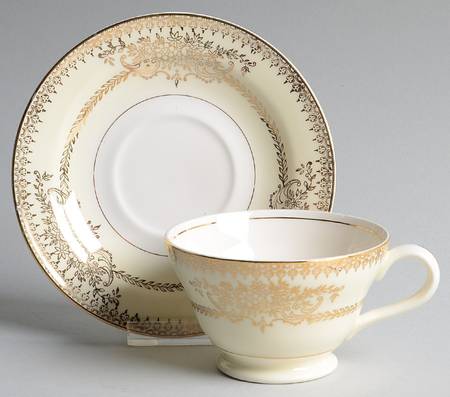 KNO423 Footed Cup & Saucer Set