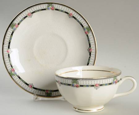 KNO336 Footed Cup & Saucer Set