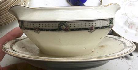 KNO336 Gravy Boat with Attached Underplate