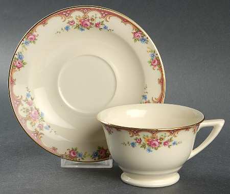 KNO382 Footed Cup & Saucer Set