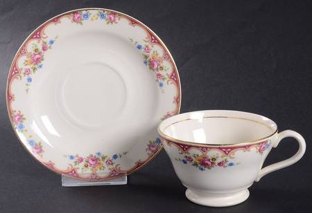 KNO382 Footed Cup & Saucer Set