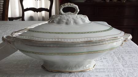 KNO470 Oval Covered Vegetable