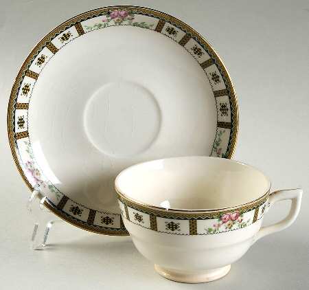 KNO481 Footed Cup & Saucer Set