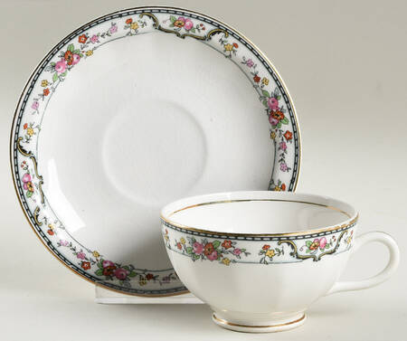 KNO485 Footed Cup & Saucer Set