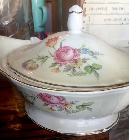 KNO488 Oval Covered Vegetable