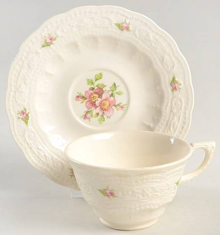 KNO492 Footed Cup & Saucer Set