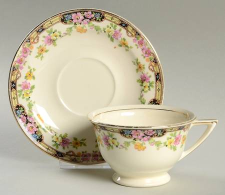 KNO530 Footed Cup & Saucer Set