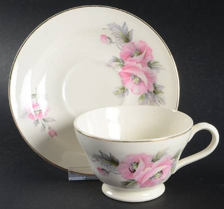 KNO536 Footed Cup & Saucer Set
