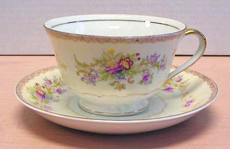 KON88 Footed Cup & Saucer Set