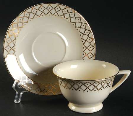 KNO256 Footed Cup & Saucer Set