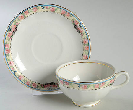 KNO563 Footed Cup & Saucer Set