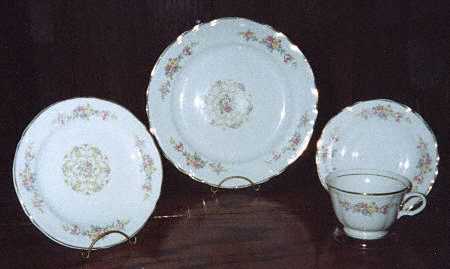 KNO589 Footed Cup & Saucer Set