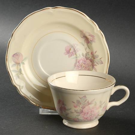 KNO732 Footed Cup & Saucer Set