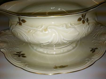 Kpm155 Gravy Boat with Attached Underplate