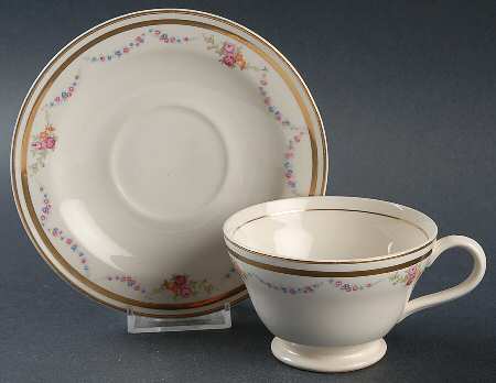 KNO841 Footed Cup & Saucer Set