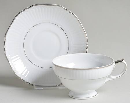 Jaqlyn Footed Cup & Saucer Set