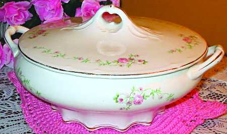 2210 Round Covered Vegetable