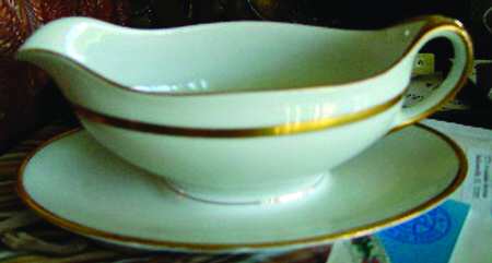 26123 Gravy Boat with Attached Underplate
