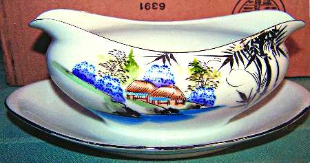 KUT216 Gravy Boat with Attached Underplate