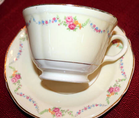 KNO914 Footed Cup & Saucer Set