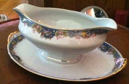 KOE18 Gravy Boat with Attached Underplate
