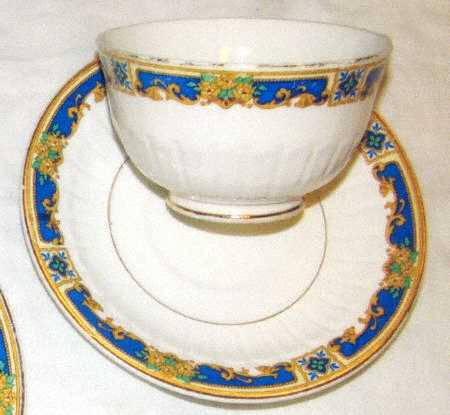 KNO996 Footed Cup & Saucer Set