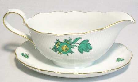 KAI64 Gravy Boat with Attached Underplate