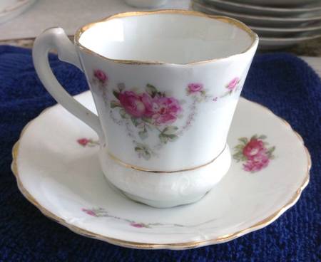 KPM291 Footed Cup & Saucer Set