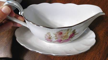 KAI80 Gravy Boat with Attached Underplate