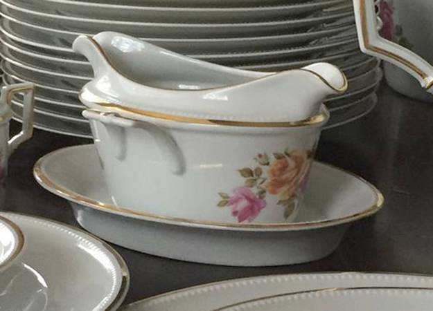 KAI81 Gravy Boat with Attached Underplate