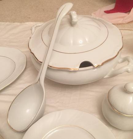 KRA2 Tureen & Lid w/Ladle