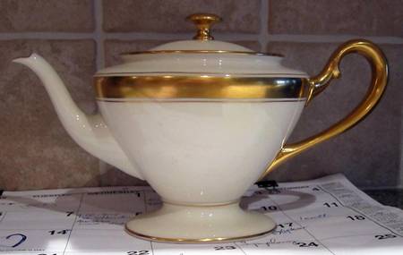 86 1-2 Shape 742 Teapot & Lid