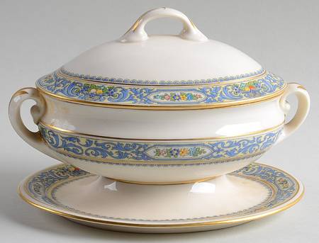The Autumn (Black Or Green Stamp) Sauce Boat with Attached Underplate & Lid